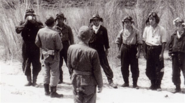 Prkopnci. Tito mladci na snmku z roku 1944 byli jedni z prvnch japonskch kamikaze.