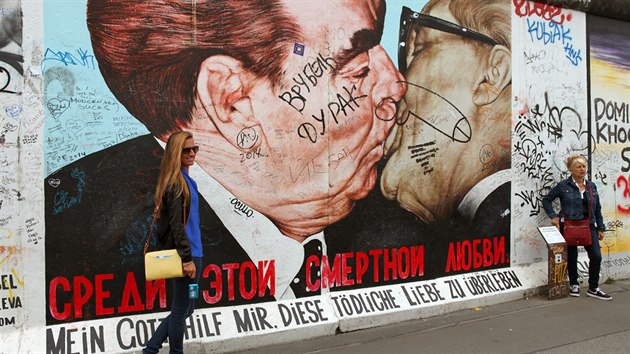 Nejslavnj obrzek ztorza Berlnsk zdi, kter se zmnila na galerii. Polibek zvan Soudruhk.