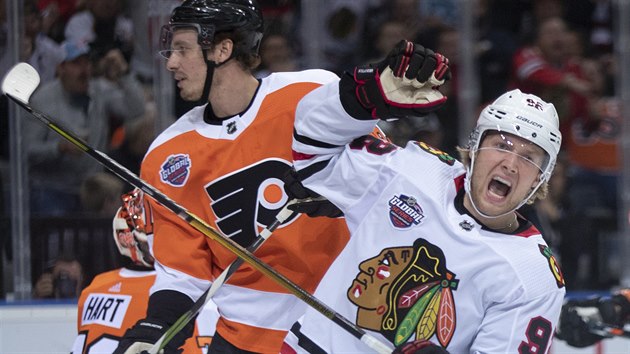 Alexander Nylander, tonk Chicaga, se raduje z branky, kterou vstelil v utkn NHL v Praze Philadelphii
