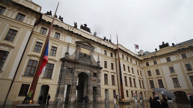 Na Praskm hrad je po mrt zpvka Karla Gotta vlajka vyvena na pl erdi, rozhodl o tom prezident Milo Zeman. (2. jna 2019)