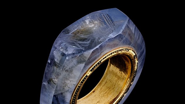 Hololit, tedy prsten zhotoven z jednoho kusu drahokamu, zdob ryt podobizna posledn Caligulovy manelky Caesonie. (2. jna 2019)