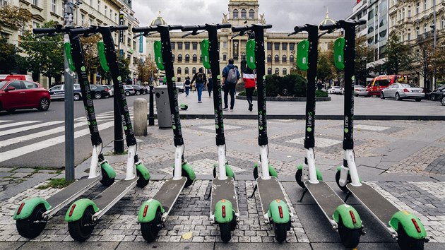 Pražský magistrát chce zavést nová pravidla, podle kterých by společnost Lime musela platit odškodné při incidentech na ulici.