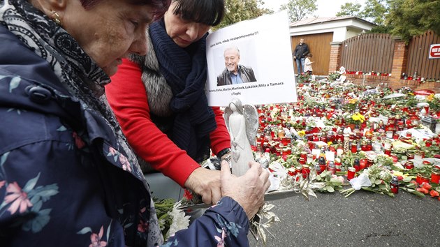 K pražské vile Karla Gotta lidé stále nosí květiny a zapalují svíčky. (3. října 2019)