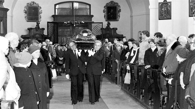 Crkevn poheb bsnka Jaroslava Seiferta v chrmu sv. Markty na praskm v Bevnov. (21. ledna 1986)
