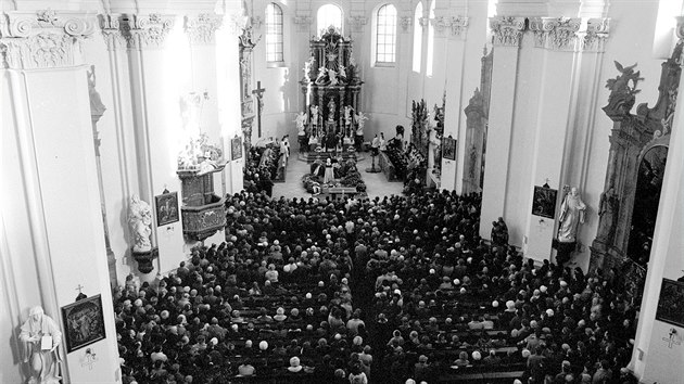 Crkevn poheb bsnka Jaroslava Seiferta v chrmu sv. Markty na praskm v Bevnov. (21. ledna 1986)