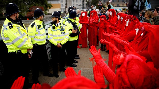 Aktivisté „Rudé brigády“ během protestu hnutí Extinction rebellion v centru Londýna. (7. října 2019)