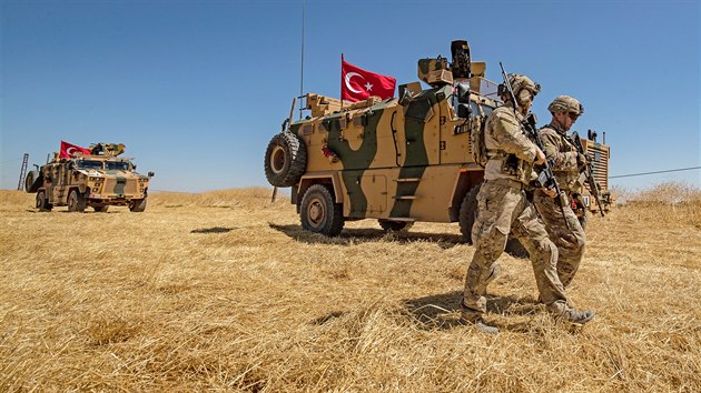 Amerit vojci prochzej kolem tureckch obrnnc bhem spolen hldky v syrsk vesnici al-Hashisha, kter se nachz nedaleko hranice s Tureckem. ( 8. z 2019)