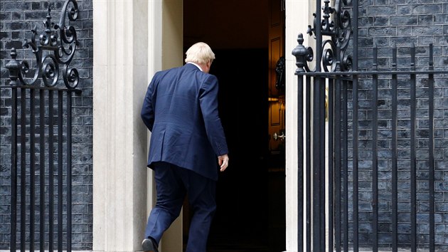 Britsk premir Boris Johnson opout Downing Street v Londn. (3.jna 2019)