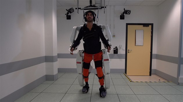 Paralyzovan mu chod za pomoci exoskeletonu ve Francii. (4. jen 2019)