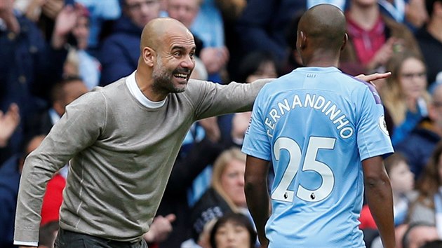 Trenr Manchesteru City Pep Guardiola v diskusi s obrncem Fernandinhem bhem ligovho utkn proti Wolverhamptonu.