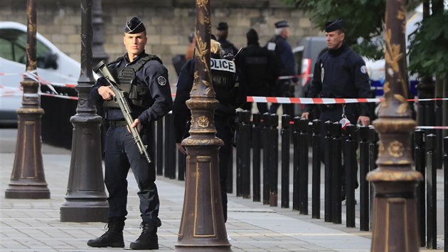 Francouzsk policie hldkuje v ulicch Pae pot, co na policejn prefektue toil tamn zamstnanec. (3. jna 2019)