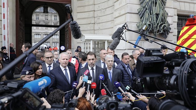 Francouzsk ministr vnitra Christophe Castaner odpovd na otzky pot, co na jedn z paskch policejnch prefektur zatoil zamstnanec na sv kolegy. (3. jna 2019)