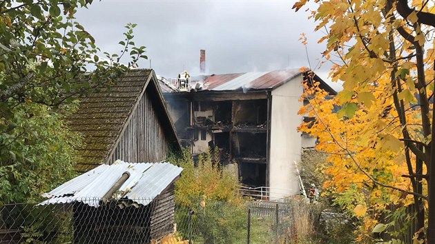 Hasiči ještě v 10 hodin dohašovali ohniska pod střechou. (2019)