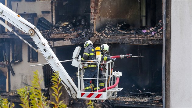 Výbuch a požár zničil třípatrový dům v Lenoře.