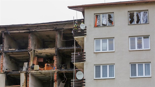 Poškozený je i sousední bytový dům