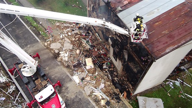 Výbuch a následný požár zničily třípatrový bytový dům v Lenoře. (2019)