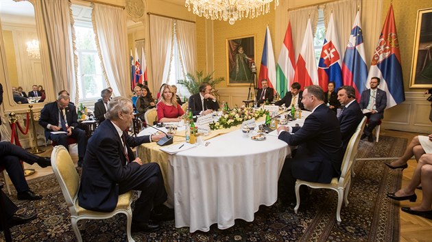 Na zámku v Lánech se sešli prezidenti Česka, Maďarska, Polska, Slovenska, Slovinska a Srbska. (3. října 2019)