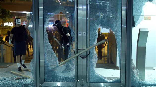 Protivldn demonstranti rozbjej okna bhem hongkongskch protest. (4. jna 2019)