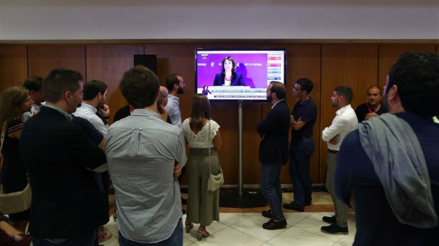 Lid sleduj v televizi projevy politik po vyhlen pedbnch vsledk portugalskch voleb. (7. jna 2019)