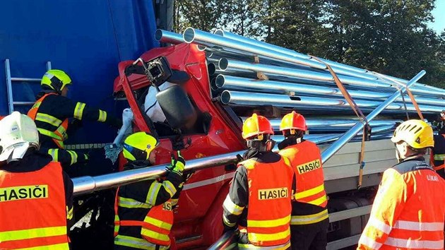 Ve zenm seku D1 u Brna ve smru na Ostravu se srazily tyi kamiony. Hasii museli jednoho idie vyprostit, jeho zrann vak nebylo vn.