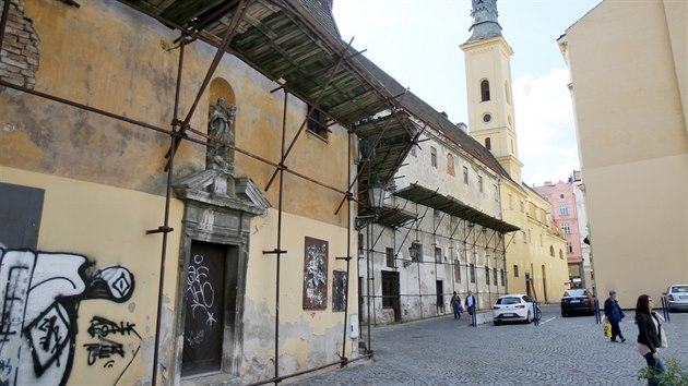 Z bvalho kltera frantikn pilhajc ke  kostelu svat M Magdalny v Brn nekontrolovateln odpadv omtka, proto je obestaven leenm.