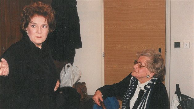 Vlasta Chramostov (vlevo) s herekou Mari Pavlkovou
