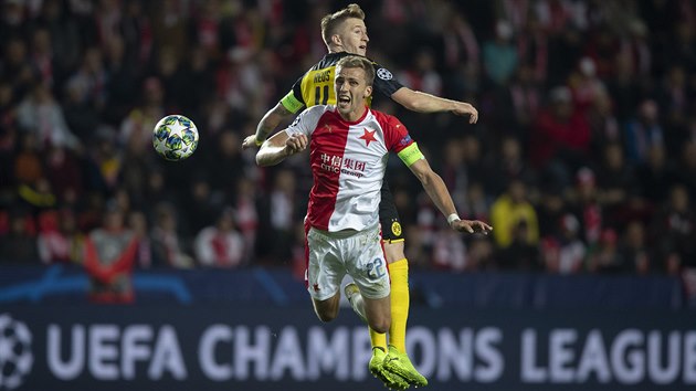 Souboj kapitn, slvista Tome Souka a Marco Reuse z Borussie Dortmund v utkn Ligy mistr.