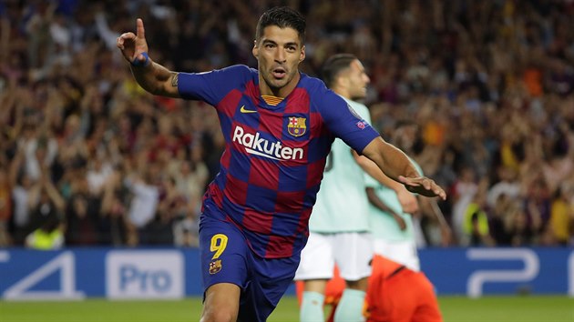 Barcelonsk tonk Luis Suarez se raduje z jednoho ze svch gl v utkn Ligy mistr proti Interu Miln.