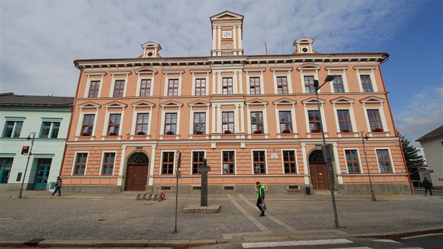 Zkladn kola na Vratislavov nmst v Novm Mst na Morav funguje u 140 let. Stav jej tlocviny byl nepjemnm pekvapenm pro veden msta i firmu, kter se loni pustila do pstavby novch ueben a kabinet nad tlocvinou.