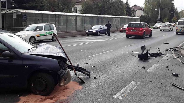 Nehoda více než hodinu ještě více komplikovala už tak problematickou dopravu v Havlíčkově Brodě.