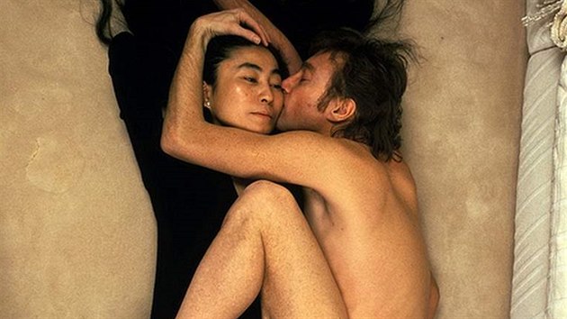 John Lennon a Yoko Ono - z filmu Annie Leibovitz: ivot objektivem (2006)