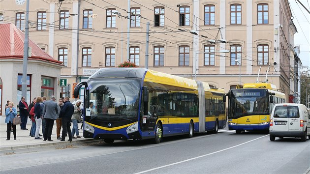 Na Beneov nmst v Teplicch si lid dnes mohli poprv dkladn prohldnout nov kloubov trolejbus koda 33 Tr. (1. 10. 2019)