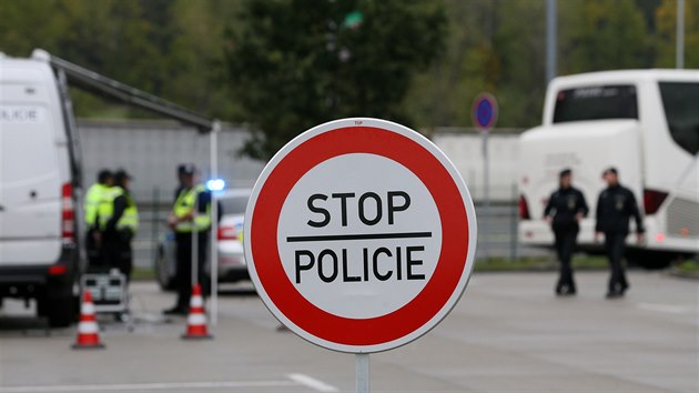 Cizinecká policie dnes kontrolovala nelegální tranzitní migraci na dálnici D8. (2. 10. 2019)