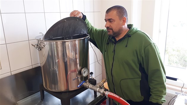 Nádoby školního mikropivovaru na vaření piva nainstaloval v odborné učebně žatecké školy Lukáš Chrastina, sládek mosteckého minipivovaru Kahan, s nímž škola spolupracuje.