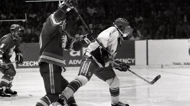 Momentka z praskho utkn hokejist Calgary Flames proti eskoslovensk reprezentaci v roce 1989.