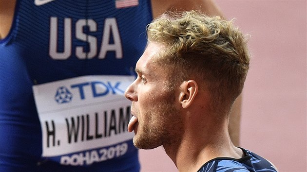 Kevin Mayer v cli stovky bhem desetiboje na mistrovstv svta v Dauh. 