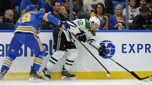 Radek Faksa (12) z Dallasu el ataku Jaye Bouwmeestera ze St. Louis.