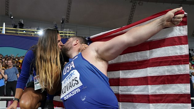 Joe Kovacs a jeho manželka Ashley po závodu koulařů na mistrovství světa v Dauhá.