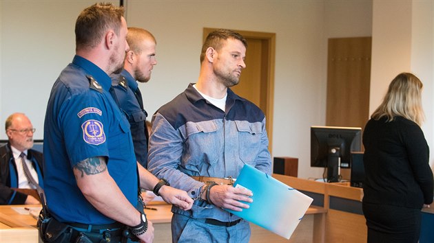Roman Šupa obžalovaný ze zběsilé jízdy autem u zlínského soudu.