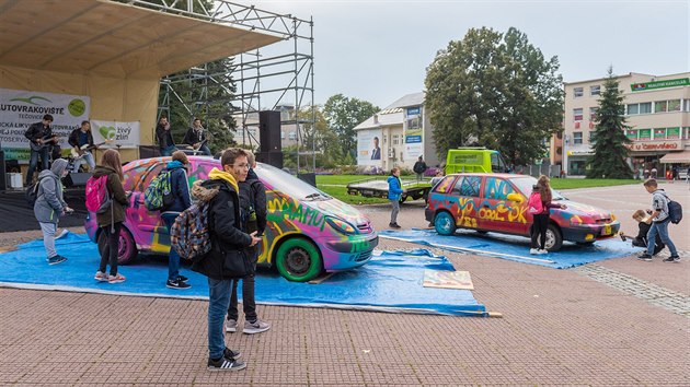 Lid mohli na nmst Mru ve Zln posprejovat dva autovraky.