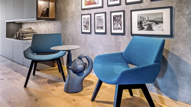 Ve velkorysm prostoru chodby jsou umstna keslka Monk (Prostoria) doplnn o investorv oblben stolek Monkey Side Table od BD Barcelona, kter velmi kladn hodnot za vtipn a osobit design.