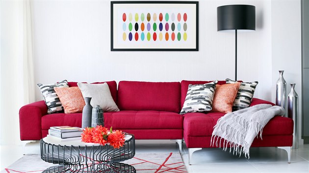 Spoleenskou st oivuje retro sofa v erven barv, koberec s geometrickmi vzory a stojac lampa Spun (Flos).