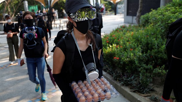 Protivldn demonstrace v Hongkongu. Na snmku demonstranti s vejci a cihlami. (1.10.2019)