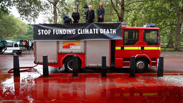 Klimatičtí aktivisté z hnutí Extinction Rebellion postříkali budovu ministerstva financí v Londýně falešnou krví. (3. října 2019)