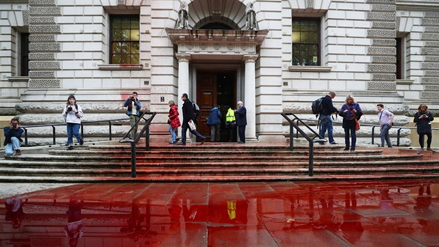 Klimatičtí aktivisté z hnutí Extinction Rebellion postříkali budovu ministerstva financí v Londýně falešnou krví. (3.října 2019)