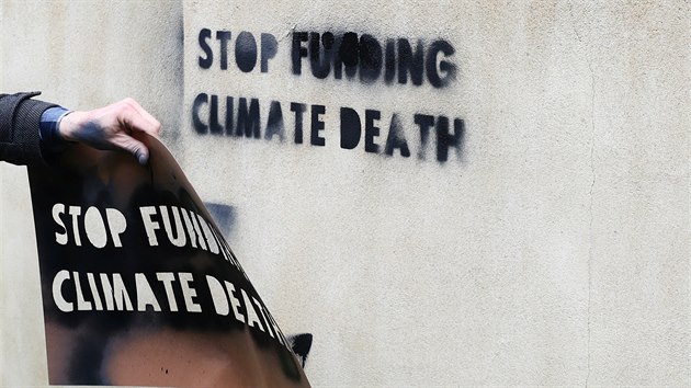 Klimatit aktivist z hnut Extinction Rebellion postkali budovu ministerstva financ v Londn falenou krv. Na budovu nastkali i slogan Pestate financovat klimatickou smrt. (3.jna 2019)