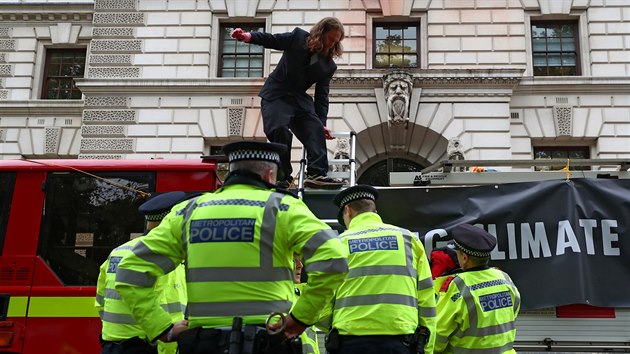 Klimatičtí aktivisté z hnutí Extinction Rebellion postříkali budovu ministerstva financí v Londýně falešnou krví. (3.října 2019)