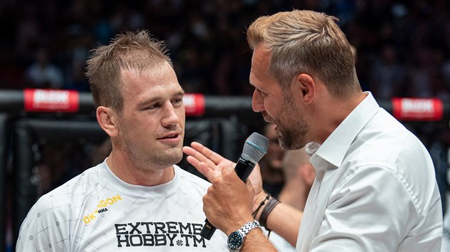 esk MMA zpasnk Viktor Peta (vlevo) sleduje Ondeje Novotnho, fa...