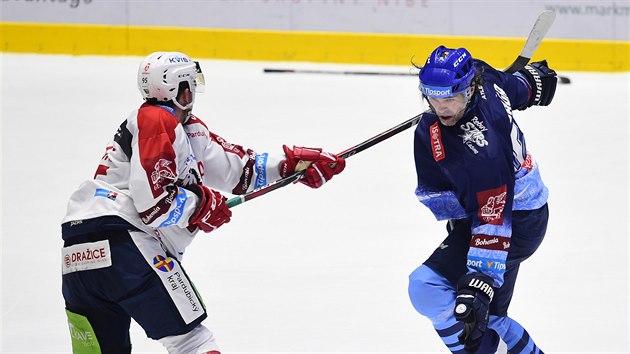 Pardubick Jan Mandt mch hokejkou ped Jaromrem Jgrem z Kladna.