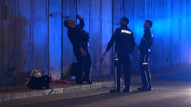 Dvka v Jinonicch spadla z oplocenho mostu na silnici. (2.10.2019)